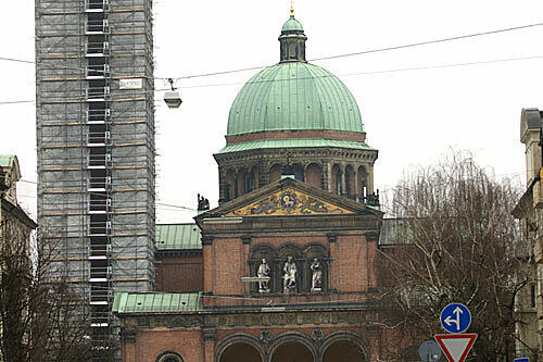 Im Herbst sollen die Hüllen fallen: Allein die Renovierung des Kirchenturms von St. Ursula verschlingt  1,4 Millionen Euro. Promis wollen jetzt helfen, den Schwabinger Dom zu retten.