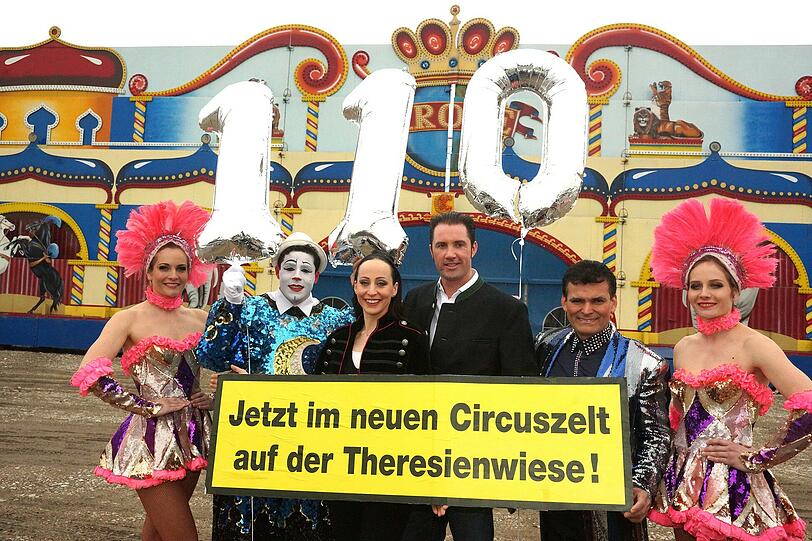 Circus Krone präsentiert seine neues Programm "Evolution". Hier von l. n. r.: Gardemädels Zwillingsfrauen Palina und Toniy um Jana Lacey-Krone und Cracy Wilson.