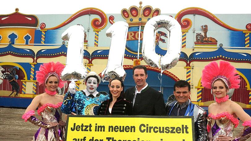 Circus Krone präsentiert seine neues Programm "Evolution". Hier von l. n. r.: Gardemädels Zwillingsfrauen Palina und Toniy um Jana Lacey-Krone und Cracy Wilson. Circus Krone präsentiert seine neues Programm "Evolution". Hier von l. n. r.: Gardemädels Zwillingsfrauen Palina und Toniy um Jana Lacey-Krone und Cracy Wilson.