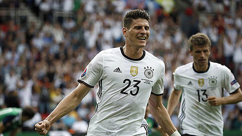 DFB-Stürmer Mario Gomez jubelt nach seinem Tor gegen Nordirland