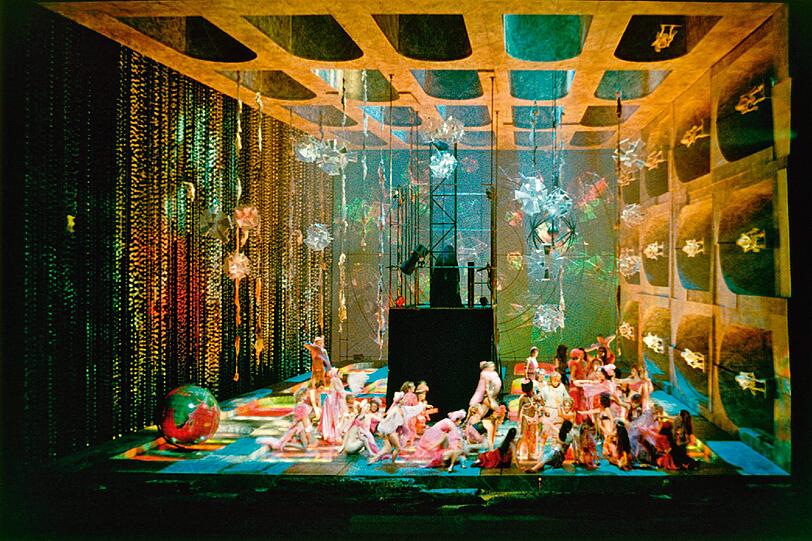 "Parsifal", 2. Aufzug 1985. Im Zaubergarten umbuhlen die Blumenmädchen Parsifal (Peter Hofmann).