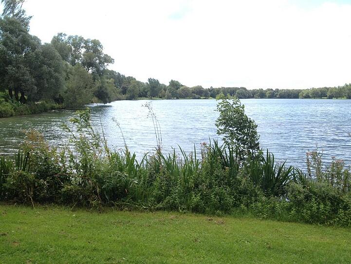 Auch am Feldmochingersee ist neben Baden das Grillen erlaubt.