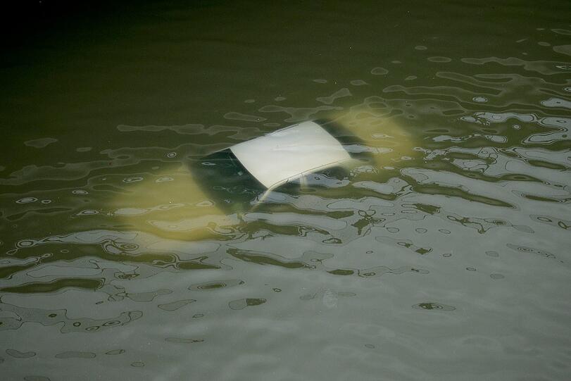 Dieses Auto steht auf einem Highway in Houston komplett unter Wasser.