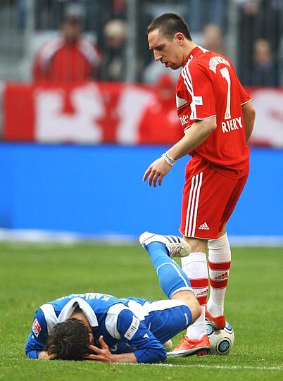 25. März 2009: Schlagabtausch mit Andreas Görlitz vom Karlsruher SC. Ribéry holt aus und verpasst Görlitz eine ins Gesicht. Es gibt nur Gelb.