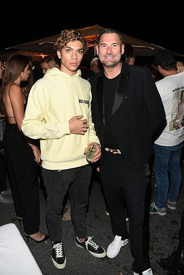 Michael Michalsky (re.) mit seinem Model Elias Becker