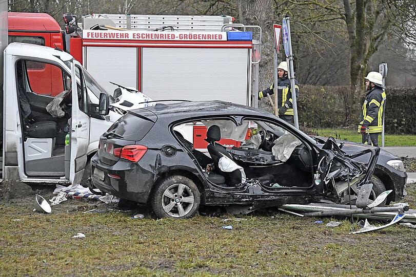 In Eschenried ist ein Kleintransporter in einen 1er BMW gekracht - es wurden vier Menschen verletzt.