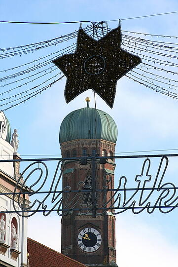 Der Stern über dem Eingang zum Christkindlmarkt in der Fußgängerzone, ist irgendwie aus der Form geraten.