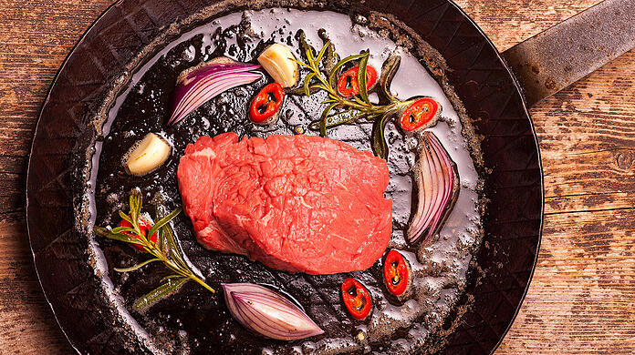 Ein saftiges Steak in der Pfanne - für die Zubereitung braucht man nicht unbedingt viel Fett oder Öl.