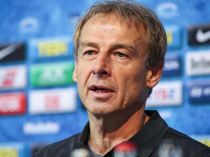 Jürgen Klinsmann, der neue Trainer von Hertha BSC, spricht auf einer Pressekonferenz. Foto: Andreas Gora/dpa
