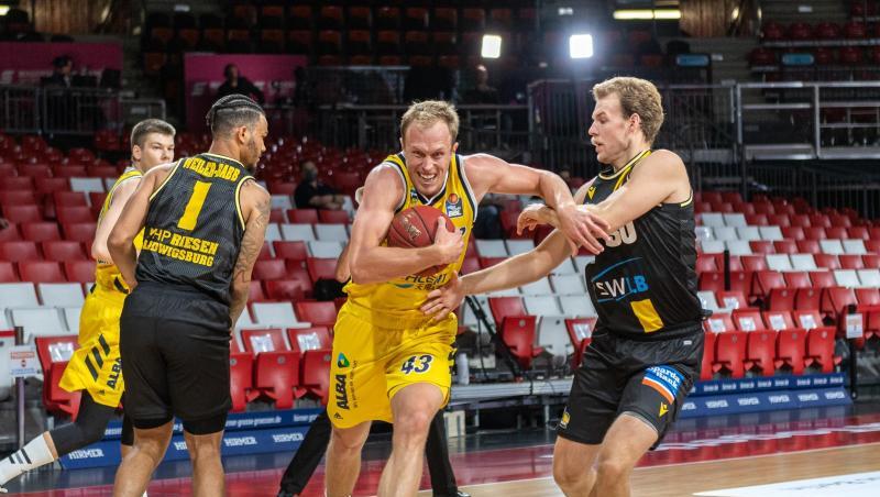 Luke Sikma von Alba Berlin (M) und Hans Brase (l) vom MHP Riesen Ludwigsburg kämpfen um den Ball. Foto: Tilo Wiedensohler/camera4/BBL/pool/dpa/Archivbild Luke Sikma von Alba Berlin (M) und Hans Brase (l) vom MHP Riesen Ludwigsburg kämpfen um den Ball. Foto: Tilo Wiedensohler/camera4/BBL/pool/dpa/Archivbild
