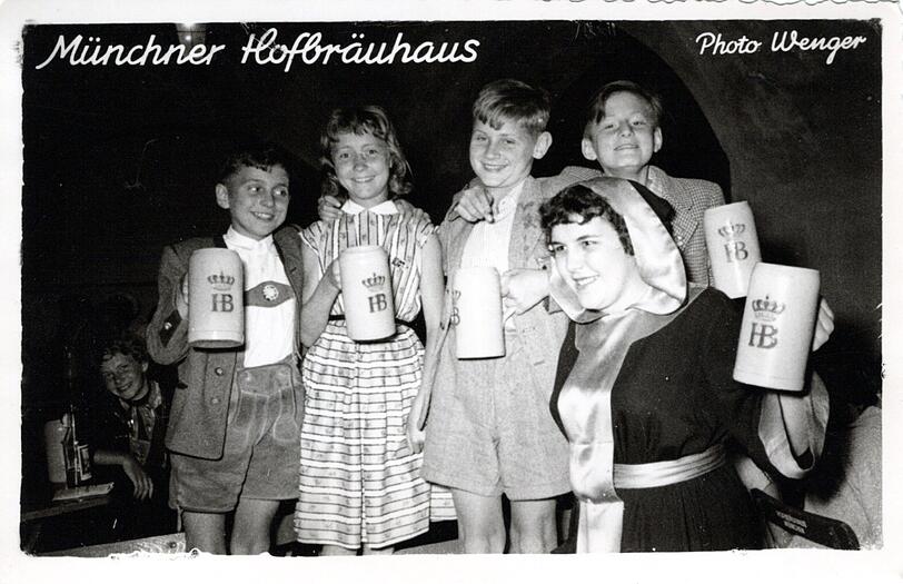 Das Foto zeigt (v.l.) Alexander Metz, seine Cousine Gabi, seinen Cousin Peter und ihren Freund Peter mit dem Münchner Kindl im Hofbräuhaus.
