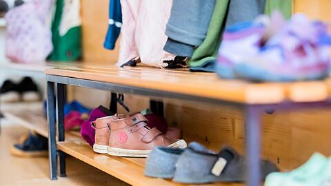 Das Schuhregal in einer Berliner Kita.
