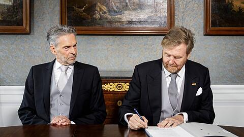 Der neue Ministerpräsident Dick Schoof und König Willem-Alexander haben am 2. Juli beide den Royalen Erlass zur Regierungsbildung unterschrieben.