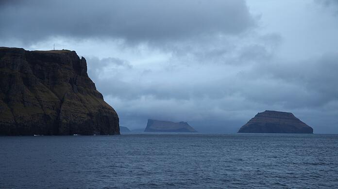 Bei der Überfahrt von der südlichen färöischen Insel Suduroy nach Norwegen ist es zu einem Unglück gekommen. (Archivbild)