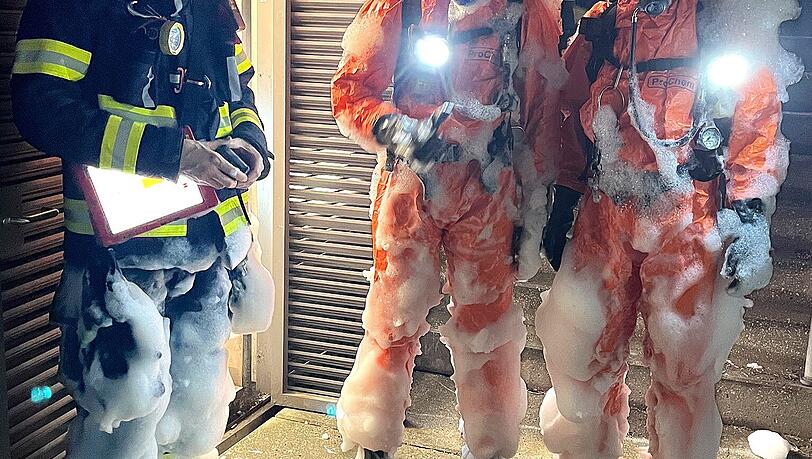 So grüßten die Münchner Feuerwehrleute nach ihrem zweistündigen Einsatz in der Tiefgarage in Moosach. So grüßten die Münchner Feuerwehrleute nach ihrem zweistündigen Einsatz in der Tiefgarage in Moosach.