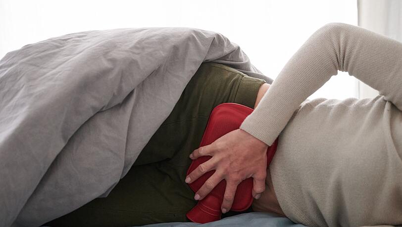Endometriose wird inzwischen deutlich häufiger diagnostiziert als früher - trotzdem halten viele die Krankheit noch für starke Regelschmerzen. (Symbolbild) Endometriose wird inzwischen deutlich häufiger diagnostiziert als früher - trotzdem halten viele die Krankheit noch für starke Regelschmerzen. (Symbolbild)
