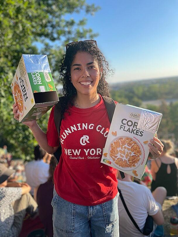 Micaela, Studentin aus Peru, hat sich aus Cornflakes-Packungen zwei DYI-Lochkameras gebastelt. Micaela, Studentin aus Peru, hat sich aus Cornflakes-Packungen zwei DYI-Lochkameras gebastelt.