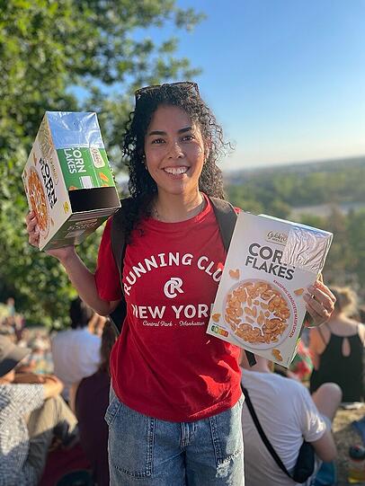 Micaela, Studentin aus Peru, hat sich aus Cornflakes-Packungen zwei DYI-Lochkameras gebastelt.