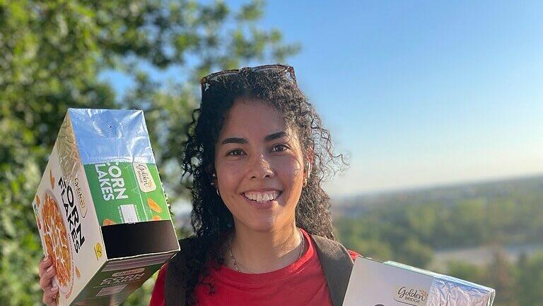 Micaela, Studentin aus Peru, hat sich aus Cornflakes-Packungen zwei DYI-Lochkameras gebastelt. Micaela, Studentin aus Peru, hat sich aus Cornflakes-Packungen zwei DYI-Lochkameras gebastelt.