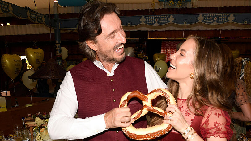 Alfred Enzensberger und Stephanie Davis ziehen in München zusammen und planen Nachwuchs. Alfred Enzensberger und Stephanie Davis ziehen in München zusammen und planen Nachwuchs.
