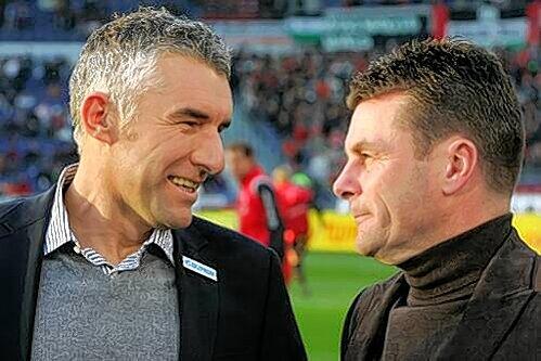 Sie haben am gleichen Tag Geburtstag und sind sich auch in Sachen Taktik einig: Die Fußballlehrer Mirko Slomka und Dieter Hecking (r.)