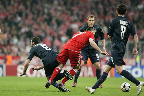 Ribery und der Tritt auf Lopez.