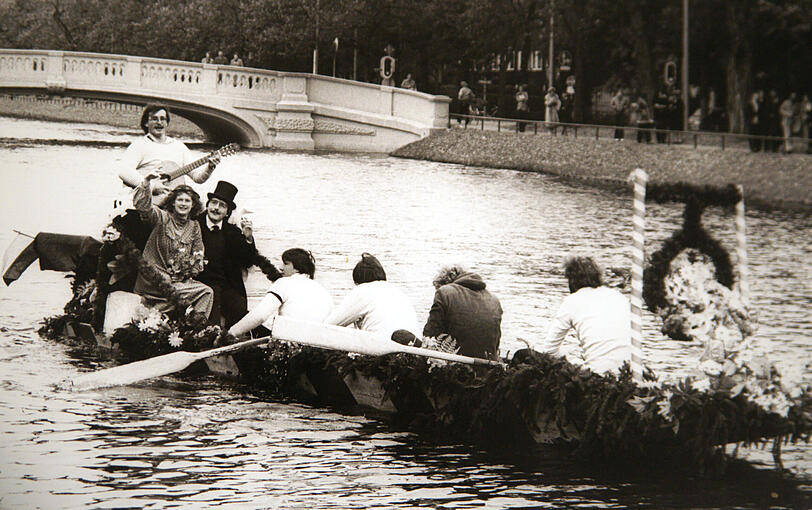 Die Hochzeit von Karl Königsbauer im Jahr 1979: Freunde haben für das Paar eine Gondelfahrt auf dem Nymphenburger Kanal organisiert.