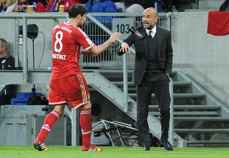 Ansprechpartner: Pep Guardiola spricht beim 2:1 in Hoffenheim an der Seitenlinie mit Javi Martínez. Foto: GES/Augenklick