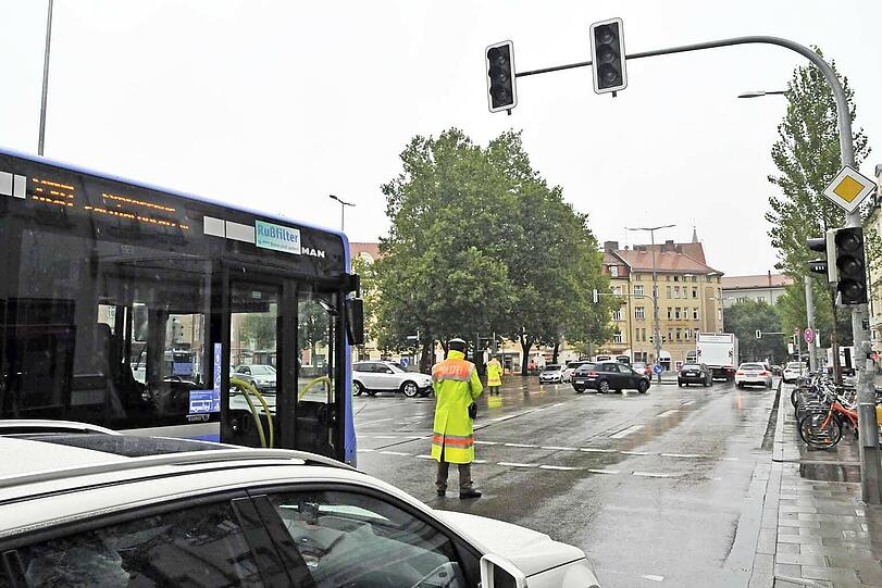 Ampeln ohne Saft: Ein Polizist musste am Freitagmorgen den Verkehr regeln.
