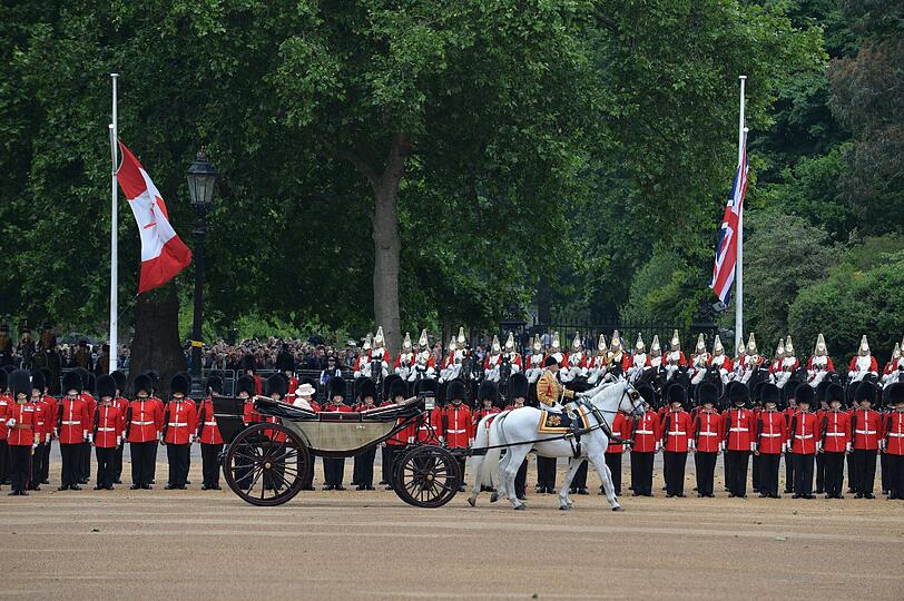 Die Queen hat am Samstag zusammen mit ihrem Ehemann Prinz Philip bei einer Parade ihren Geburtstag nachgefeiert.