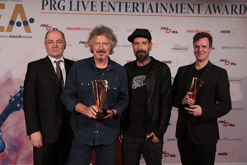 Den Preis für die Hallen-Tournee des Jahres 2016 erhält Dipl. Kfm. Dieter Semmelmann, Geschäftsführer der Semmel Concerts Entertainment GmbH, Mathias Schaettgen und Wolfgang Niedecken. Hier mit Laudator Daniel Wirtz beim LEA Award 2017