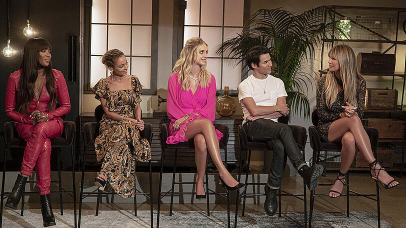 Heidi Klum (r.) bekommt bei "Making the Cut" u.a. Unterstützung von Naomi Campbell, Nicole Richie, Chiara Ferragni und Joseph Altuzarra (v.r.).