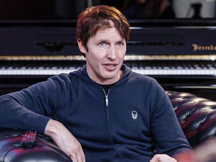 Der britische Singer-Songwriter James Blunt fordert ein Ende des Rassismus.