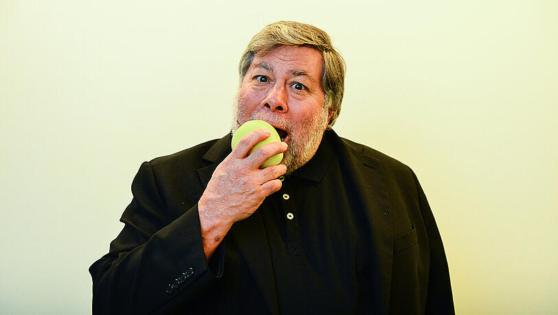 Apple-Mitgründer Steve Wozniak mit einem symbolischen Apfel Apple-Mitgründer Steve Wozniak mit einem symbolischen Apfel