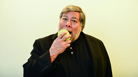 Apple-Mitgründer Steve Wozniak mit einem symbolischen Apfel