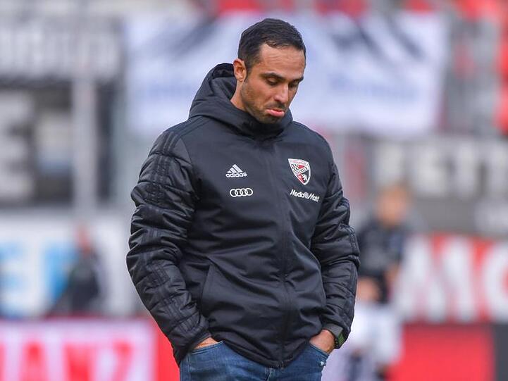 Alexander Nouri, Trainer von Ingolstadt, steht vor einem Spiel im Stadion. Foto: Armin Weigel/Archiv