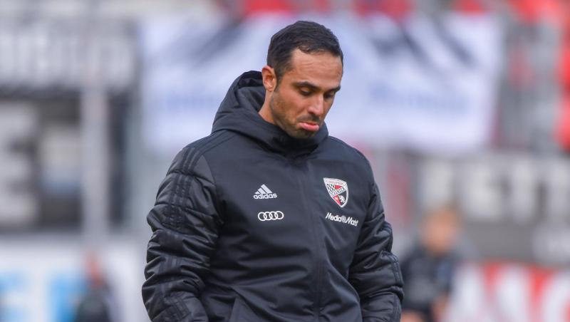 Alexander Nouri, Trainer von Ingolstadt, steht vor einem Spiel im Stadion. Foto: Armin Weigel/Archiv Alexander Nouri, Trainer von Ingolstadt, steht vor einem Spiel im Stadion. Foto: Armin Weigel/Archiv