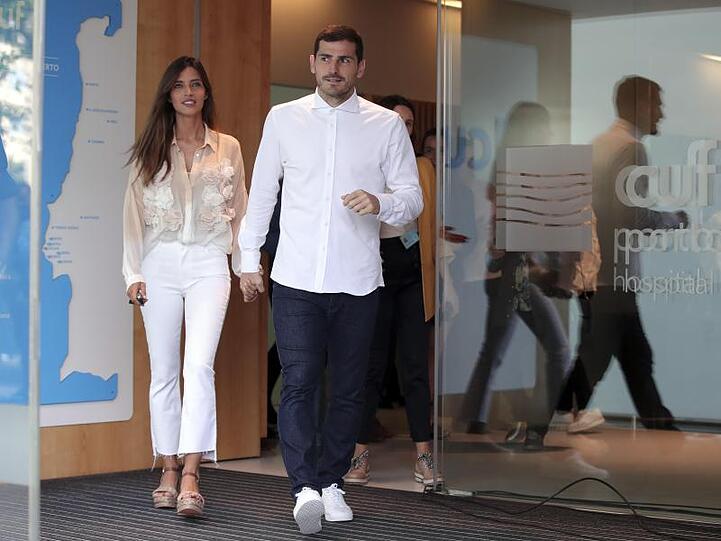 Iker Casillas verlässt mit seiner Frau Sara Carbonero das Krankenhaus in Porto.