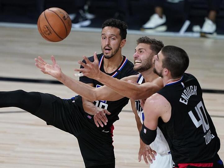 Maxi Kleber (M) von den Dallas Mavericks versucht sich gegen Landry Shamet (l) und Ivica Zubac (r) von den Los Angeles Clippers durchzusetzen.