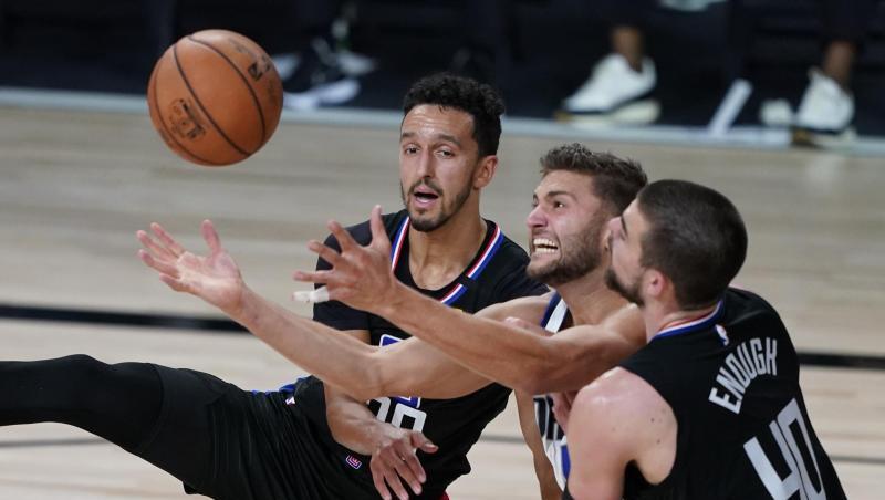 Maxi Kleber (M) von den Dallas Mavericks versucht sich gegen Landry Shamet (l) und Ivica Zubac (r) von den Los Angeles Clippers durchzusetzen. Maxi Kleber (M) von den Dallas Mavericks versucht sich gegen Landry Shamet (l) und Ivica Zubac (r) von den Los Angeles Clippers durchzusetzen.