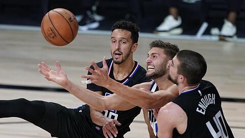 Maxi Kleber (M) von den Dallas Mavericks versucht sich gegen Landry Shamet (l) und Ivica Zubac (r) von den Los Angeles Clippers durchzusetzen.