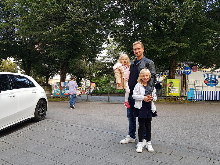 Karl Braun und seine Töchter wünschen sich Zebrastreifen am Pariser Platz. Den BA hat er auf seiner Seite.