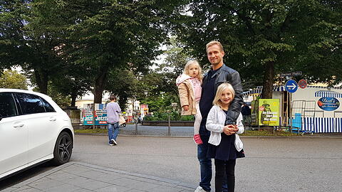 Karl Braun und seine Töchter wünschen sich Zebrastreifen am Pariser Platz. Den BA hat er auf seiner Seite.