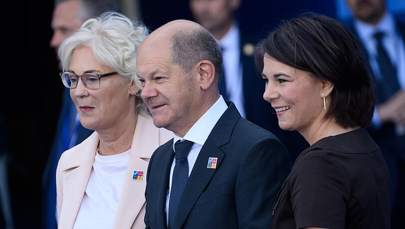 Christine Lambrecht (SPD), Bundesministerin der Verteidigung, Bundeskanzler Olaf Scholz (SPD) und Annalena Baerbock (Bündnis 90/Die Grünen), Außenministerin (von links) nach ihrer Ankunft beim Nato-Gipfel in Madrid. Christine Lambrecht (SPD), Bundesministerin der Verteidigung, Bundeskanzler Olaf Scholz (SPD) und Annalena Baerbock (Bündnis 90/Die Grünen), Außenministerin (von links) nach ihrer Ankunft beim Nato-Gipfel in Madrid.
