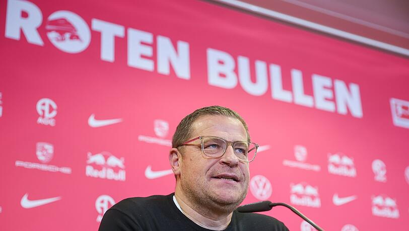 Max Eberl spricht auf einer Pressekonferenz in der Red-Bull-Akademie.