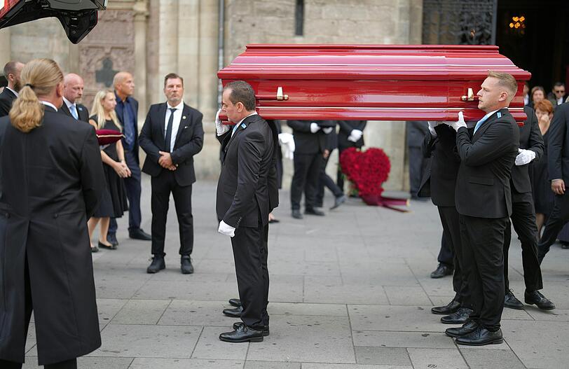 Der Sarg von Richard Lugner wird während seiner Trauerfeier aus dem Stephansdom getragen.
