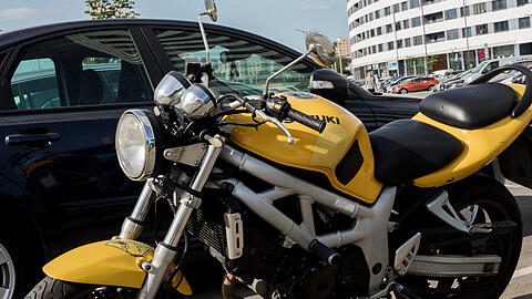 Ein Suzuki-Motorrad parkt auf der Straße. (Symbolbild) Ein Suzuki-Motorrad parkt auf der Straße. (Symbolbild)