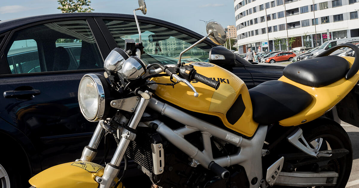 Dieb-versteckt-geklautes-Motorrad-in-seinem-Wohnzimmer-und-das-liegt-im-dritten-Stock