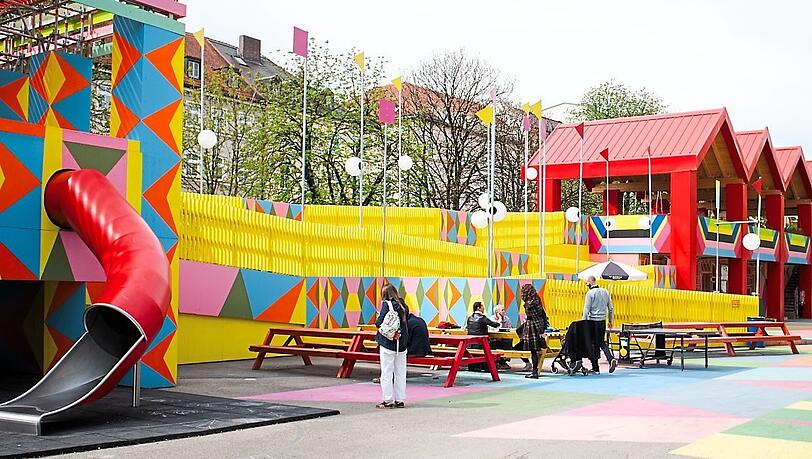 Neuer bunter Treffpunkt: Das &bdquo;Flux&ldquo; vor der Pinakothek der Moderne, wo man auch einfach Verweilen darf.