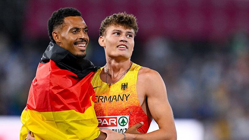 Nach dem Rennen tröstete Emil Agyekum den fünftplatzierten Owe Fischer-Breiholz. Nach dem Rennen tröstete Emil Agyekum den fünftplatzierten Owe Fischer-Breiholz.